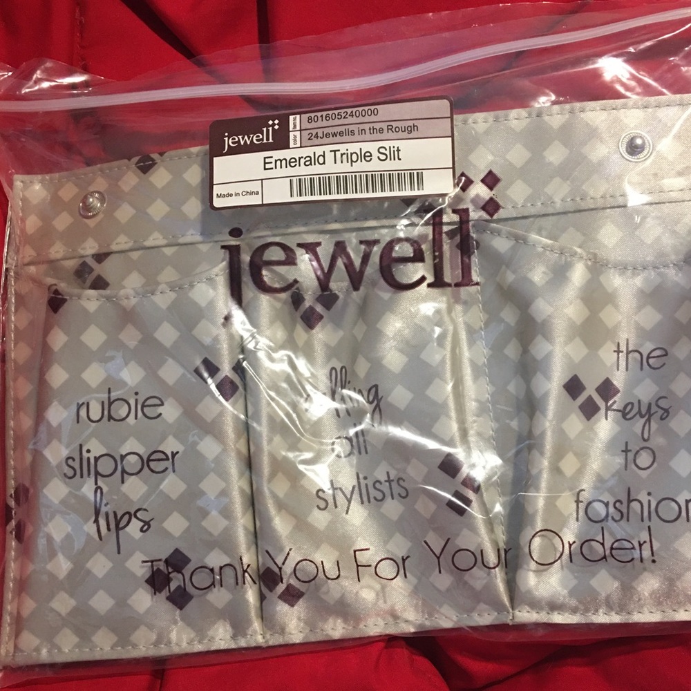 Jewell Emerald Triple Slit